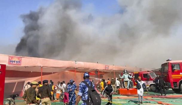 'महाकुंभ मेले में शिविर में आग, कोई घायल नहीं | '